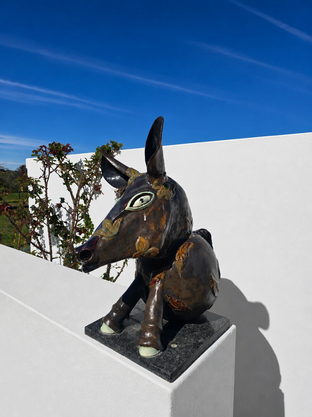 Alpaca Bumblebeast sculpture by Elzeth Jacobs at the Klawerjas entrance
